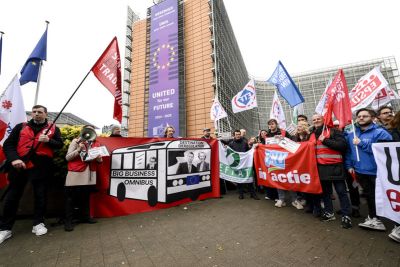 Les syndicats protestent contre le projet de déréglementation Omnibus devant le siège de la Commission européenne.