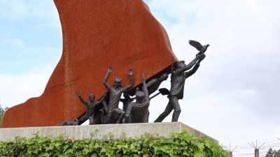 A statue in honour of those who resisted