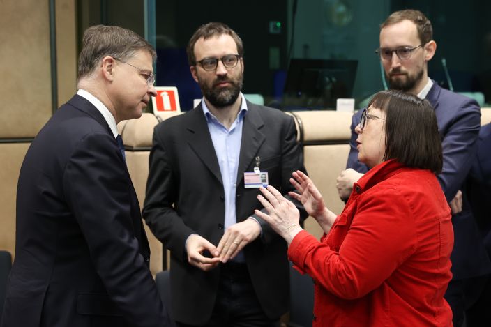 Esther Lynch speaking with Commissioner Valdis Dombrovskis